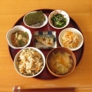 鯖の塩焼き、ほうれん草の二杯酢、切干大根、納豆、焼海苔、塩昆布