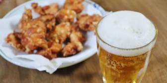 コンビニでビールと揚げ物と雑誌を買った。「袋は１つでいいよ」って言ったのは俺だけど、なんでビールと揚げ物を隣同士で入れるかな？