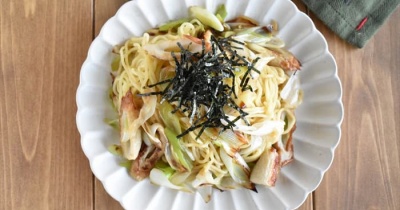 長ネギとちくわの麺つゆバター焼きそば