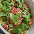 ル・クルーゼで作るドリンカレーピラフはトマトとセロリでカラフルに。
