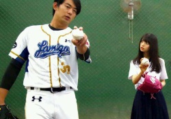 【画像】齋藤飛鳥と台湾の野球選手が一緒に写ってる写真ｗｗｗｗｗあしゅ小さすぎるｗｗｗｗｗ