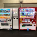 発見！駅内の不思議、自販機裏おじさん
