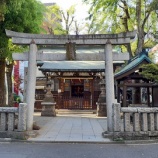 『玉垣で楕円形に囲まれた恵比寿神社』の画像