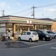【朗報】信号待ちで「コンビニの駐車場」を通り抜けるショートカット、合法だった