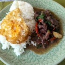 有名なタイ料理、ガパオライスなんですけどね。