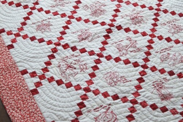 ケイトグリーナウェイの図案のレッド刺繍と生地のパッチワークキルト