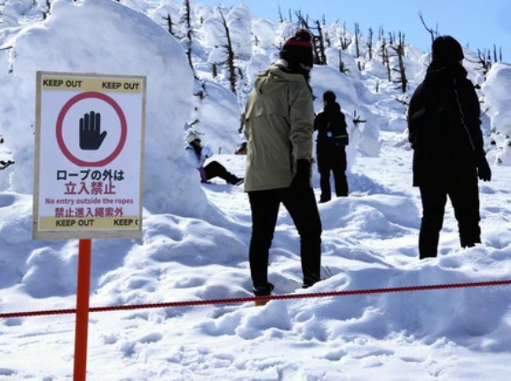 【蔵王】樹氷見学の観光客、立ち入り禁止エリアで写真撮影したり滑って遊んだり「強制的に連れ戻せない」