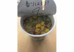 【悲報】（乃木坂がCMしてる）カップスターのフタ剥がれにくい問題どうにかして･･･(´;ω;`)ﾌﾞﾜｯ