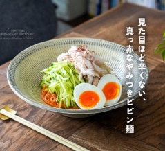 見た目ほど辛くない、真っ赤なやみつきビビン麺