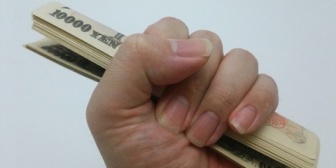 喧嘩するたびに「詫び金」を要求されるようになり、言われるがまま払ってた。別れたいと言ったら最後の詫び金払ってからだろ、って…