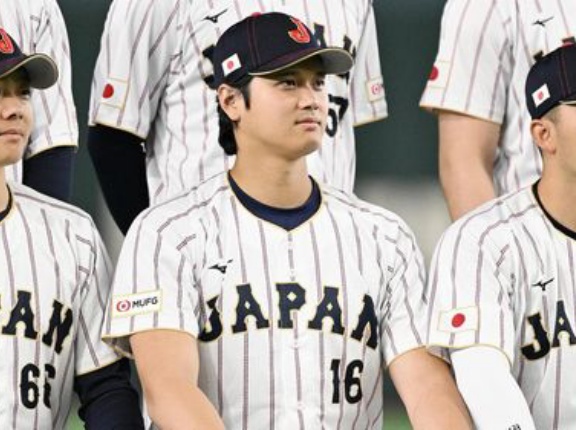 【画像】WBCのアメリカ人解説者さん達、日本の客席の◯◯◯に夢中になり試合そっちのけで盛り上がってしまう！　「日本では日常だけど海外では異次元の可愛さ」