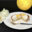 【新発売】ローソン「月見カスタードプリンタルト」実食レビュー｜満月デザインが可愛い4層仕立てのウチカフェ月見スイーツ