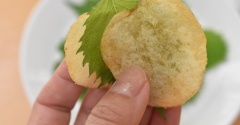 【ポテチを食べる罪悪感が減る！？】SNSで話題の「中国人の大富豪おすすめの食べ方」♬シソ（大葉）と一緒に食べてみました♬
