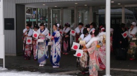 【札幌】成人式スタッフが、新成人から日の丸小旗を強制的に取り上げゴミとして処分