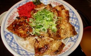 炙った肉が美味しい「豚照り丼」
