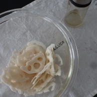 食感がクセになる！味見が止まらない美味しさ！レンジで簡単 時短、リピート必至のデリ風 蓮根サラダ