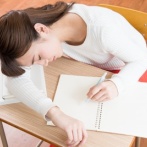 【衝撃】女子高生「あれ？物理の先生の声だけ全く聞きこえない…なんでだろう？…」→