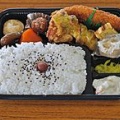 ワイの一日の飯　おにぎり2つ　コンビニ弁当一つとサラダ　そしてコーラ