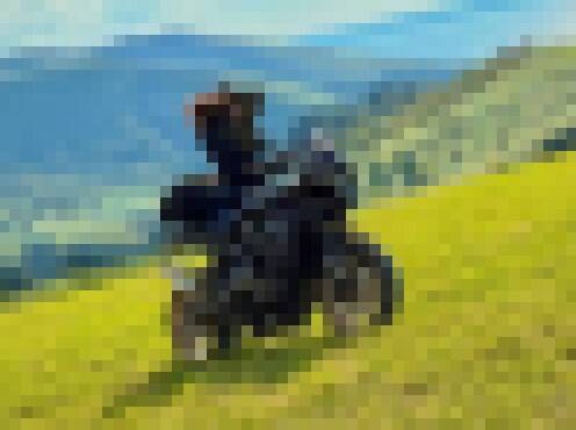 【悲報】バイク女子さん、北海道の牧草地にバイクごと侵入し写真撮影→当然炎上→現地民を名乗るチン騎士が擁護するも火に油を注いでしまうｗｗｗｗｗｗｗｗ
