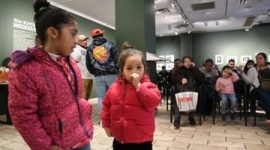 毎日新聞「大量強制送還は経済への打撃」 不法移民の立場でトランプ批判