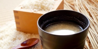 【やばい】義理の妹が料理に目覚め、味付けなしで甘酒に野菜を入れたんだが...