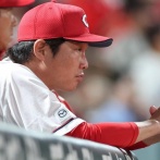 カープ新井監督、泣く。カープファン「泣きたいのはこっちだよ」