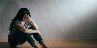 「過去の栄光を語る」「家が汚い」「買物が好き」は毒親の特徴、「いつも怯えている」「反論するとパニックになる」「手を挙げられると怯える」は毒親の育てられた人の特徴…