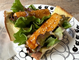 能美市松が岡のアンティークショップカフェ「ホームズマーケット(Home's Market)」ランチに「白峰堅豆腐テリ焼きサンド」とドリンク