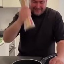 【海外の反応】イタリア人のカルボナーラの作り方が本気すぎる　「パスタ折ったら殺されるぞ」「グアンチャーレってどこで買えるんだよ」