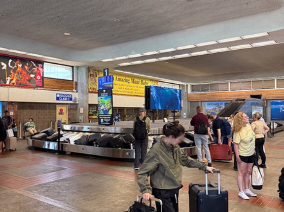 カフルイ空港でHertzレンタカー！トラムでレンタカーセンターへ～Goldエリアで車を選んで出発