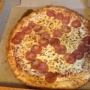 【画像】ピザのサラミでナチス想起のマークを作った店員２人が解雇に！アホすぎるだろ・・・