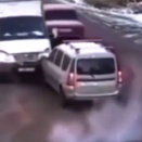 どう考えたらそうなるんだ？Ｔ字路での接触事故どうしてこうなった。海外の反応