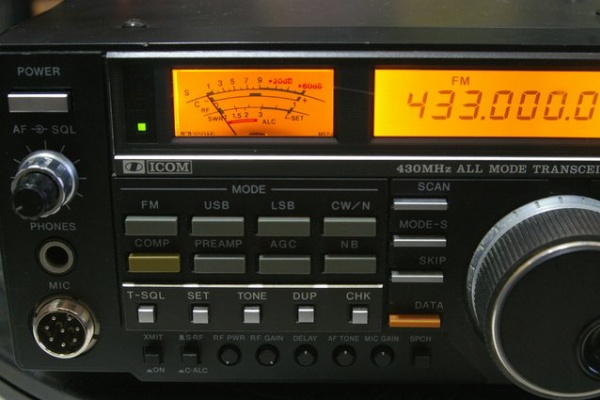 値下げしました!!!　ICOM　IC-375  　FT-8にも対応してます。 フロント強打によるシャシー変形、エンコーダーも破損！」IC-375