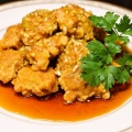ネギ香味ソースと揚げ鶏の絶妙な融合：油淋鶏（鶏肉の唐揚げ ネギ香味ソース）