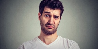 「駅まで車で送る？」と聞いてもはっきりしない返事ばかり。出発ギリギリになってもはっきりしないから支度しながら「どうするの？」と聞いたら逆ギレされた…