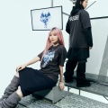 【ﾌｧﾝｻﾏﾘｨ】YOASOBI、「ユニクロ」とコラボTシャツ　Ayaseの首元まで隠す“完全防御”姿に「さすがに違和感｣
