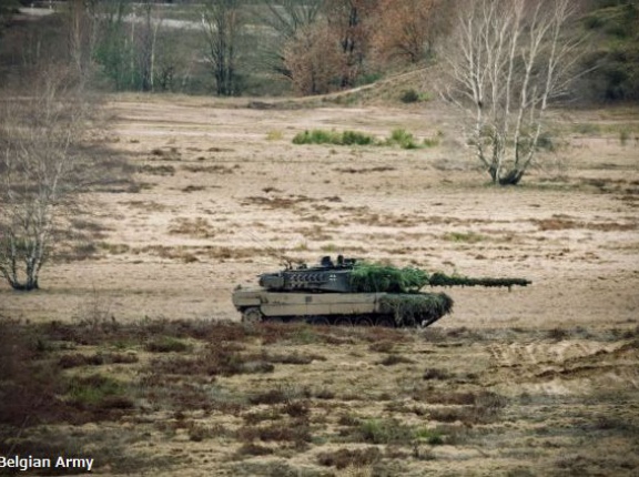 リトアニアの森をドイツ軍戦車が疾走…NATO戦闘集団が防衛戦術訓練を実施！