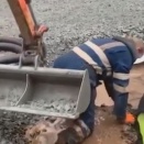 押すなよ、絶対に押すなよ！優しく押してるけどものすごく力強い・・・。海外の反応