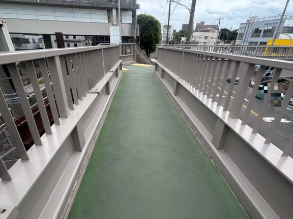 【ヌマヅで歩道橋にヌマる。】1日、何人が通る？沼津市役所のところの歩道橋。（沼津市御幸町）