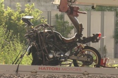 10代男女2人が意識不明の重体…バイクでパトカーから逃げて逆走　大型トラックと正面衝突