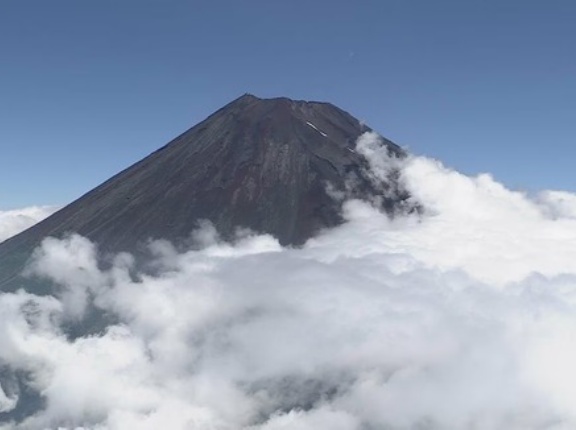 「もう無理です」富士山で84歳の登山者を救助 疲労で動けず...山岳遭難救助隊員が背負って下山