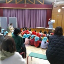 川越中部保育所　降園前の読み聞かせ