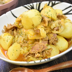 暑い時期でも食べたい♪豚肉とじゃがいものケチャップ炒め煮