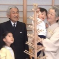 愛子さまと目を合わせない美智子さま