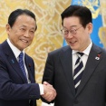 李在明大統領、日本の麻生元首相と接見…「お互いに助け合おう」＝韓国の反応