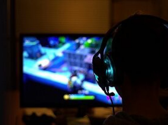 ゲーマーのディスプレイってなぜか小さいよなw