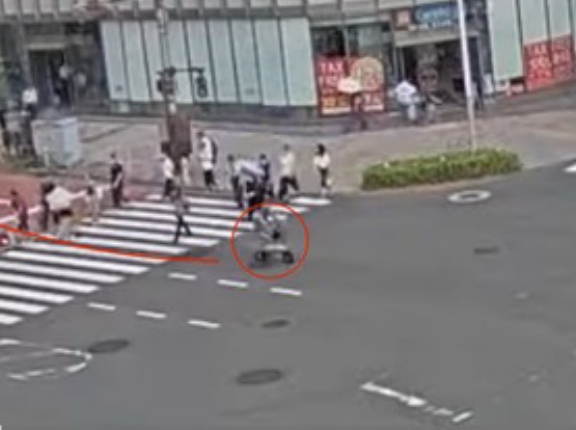【動画】モペット(電動自転車)運転マン､信号無視して車にぶっ飛ばされる