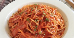 赤い液体にすべてを委ねろ。トマトジュースでワンパントマトパスタ