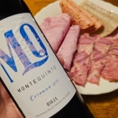 ハムの盛り合わせとスペイン産の赤ワイン。　《ガーベルデリカテッセン》