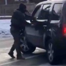 ICEの取り締まり中に事件が！　銃を抜かれたらどうしよう…